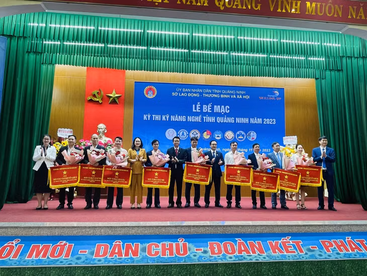 Ban Tổ chức trao cờ cho các đơn vị, cơ sở giáo dục nghề nghiệp có thành tích xuất sắc trong kỳ thi.