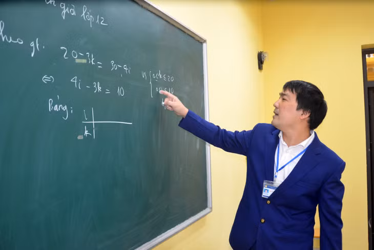 Thầy giáo Nguyễn Trung Dũng, Tổ trưởng chuyên môn Tổ Toán, Trường THPT Cẩm Phả, là một tấm gương sáng, nhiệt huyết trong sự nghiệp "trồng người".