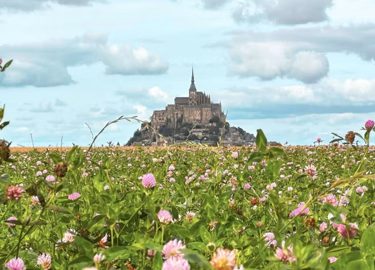Là di sản thế giới của UNESCO, Mont Saint Michel thu hút du khách bởi khung cảnh ấn tượng, đượm nét cổ kính. Ảnh: Nguyễn Quốc Thái