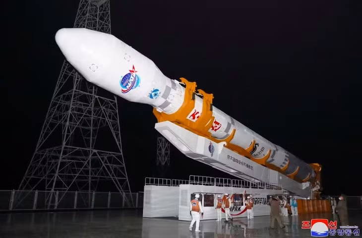 Tên lửa mang vệ tinh trinh sát Malligyong-1 chuẩn bị được phóng tại tỉnh Bắc Kyungsang, Triều Tiên. Ảnh: KCNA/Reuters