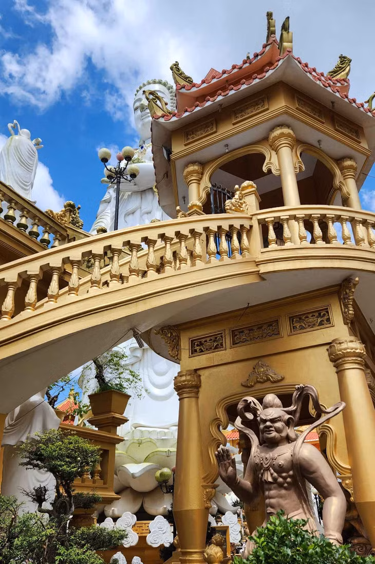 Chùa có hai hành lang nối lên cao, tạo thành “cầu vượt” uốn lượn xung quanh rất độc đáo. Ảnh: T.T