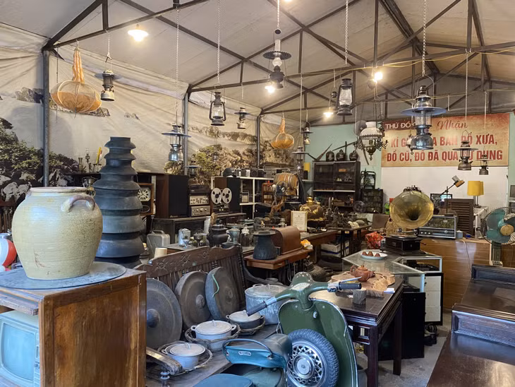 Không gian trưng bày đồ cũ của anh Lê Minh Thứ tại Cafe đèn dầu (phường Cao Thắng, TP Hạ Long).