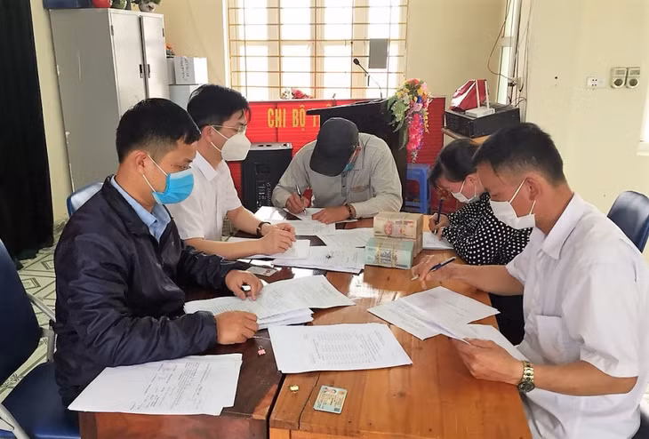 HND huyện Đầm Hà giải ngân vốn Quỹ Hỗ trợ nông dân cho các hộ dân xã Dực Yên. Ảnh tư liệu
