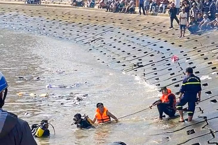 Lực lượng chức năng tìm kiếm các thiếu niên bị nạn tại nơi xảy ra vụ việc (Ảnh: MXH).