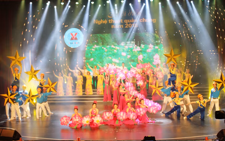 Hội diễn nghệ thuật quần chúng của ngành than được tổ chức định kỳ, tạo sân chơi cho các lĩnh vực sáng tác, biểu diễn âm nhạc... Ảnh: Phạm Học