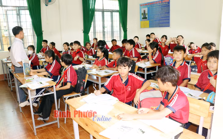 Học sinh Trường TH&amp;THCS Lộc Phú phải học trong phòng chật hẹp vì xây dựng không đúng quy cách