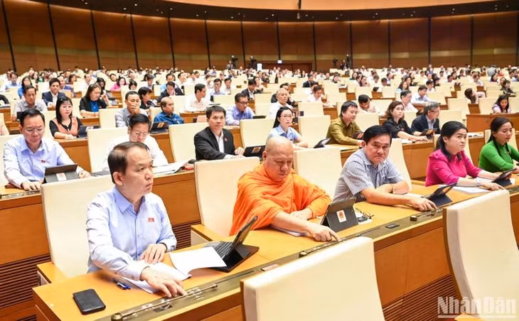 Đại biểu Quốc hội biểu quyết thông qua Nghị quyết thí điểm một số cơ chế, chính sách đặc thù về đầu tư xây dựng công trình giao thông đường bộ. (Ảnh: DUY LINH)