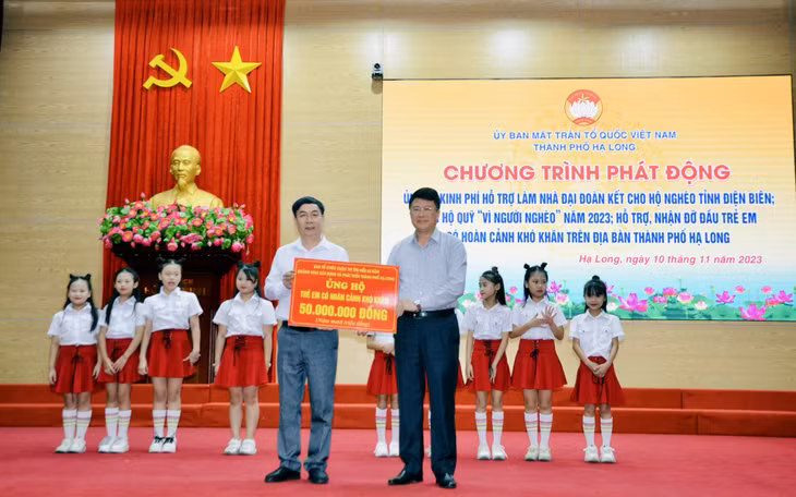 Ban Tổ chức Cuộc thi tìm hiểu "60 năm Quảng Ninh xây dựng và phát triển" cấp thành phố ủng hộ 50 triệu đồng để hỗ trợ những trẻ em có hoàn cảnh khó khăn.