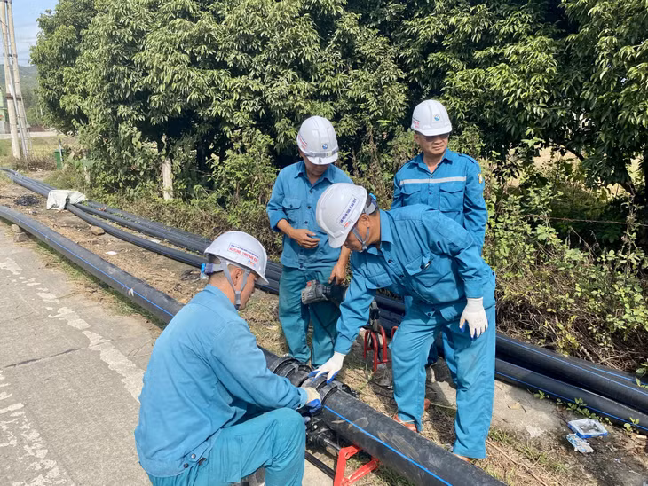 Công nhân Xí nghiệp nước Đông Triều đang tiến hành hàn tuyến ống trục chính.
