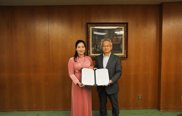 Lãnh đạo hai tỉnh Quảng Ninh (Việt Nam) và Hokkaido (Nhật Bản) trao biên bản ghi nhớ hợp tác tổ chức Lễ hội Hokkaido tại Quảng Ninh vào năm 2023. Ảnh: Việt Anh
