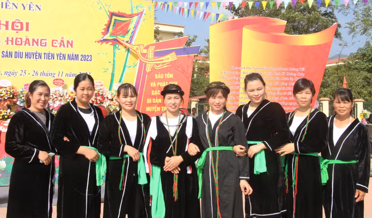 Người dân địa phương háo hức tham gia lễ hội trong trang phục truyền thông của dân tộc Sán Dìu.