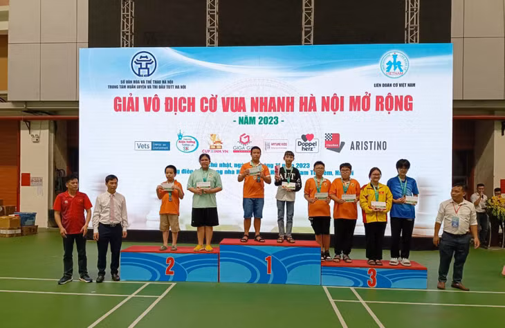 VĐV Vũ Gia Bảo (Quảng Ninh) giành HCV và cúp cá nhân bảng nam U13 nâng cao.