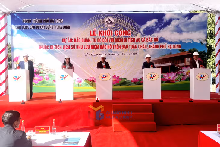 Lãnh đạo TP Hạ Long và phường Tuần Châu bấm nút khởi công dự án Bảo quản, tu bổ đối điểm di tích Ao Cá Bác Hồ thuộc Di tích lịch sử khu lưu niệm Bác Hồ trên đảo Tuần Châu, TP Hạ Long, một trong 5 công trình khởi công để chào mừng 30 năm Ngày thành lập thành phố. Ảnh: Thành Công