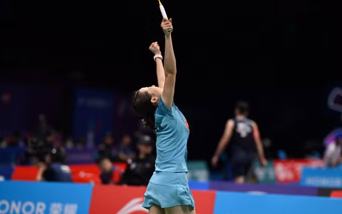 Nguyễn Thùy Linh ăn mừng khi đánh bại tay vợt số 5 thế giới Carolina Marin. Ảnh: BWF