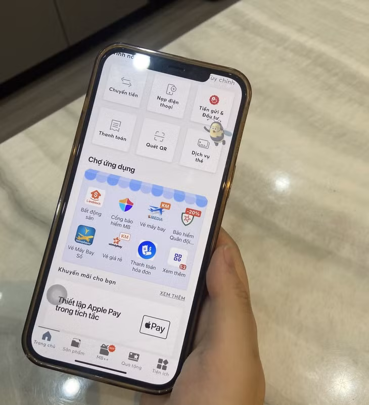 Chỉ với chiếc điện thoại di động có kết nối internet, người dân có thể thanh toán nhiều dịch vụ ngay tại nhà.