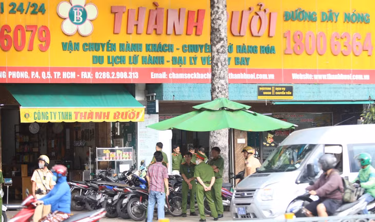Công an kiểm tra tại trụ sở và nhiều chi nhánh của nhà xe Thành Bưởi ở TP.HCM ngày 26-10 - Ảnh: MINH HÒA