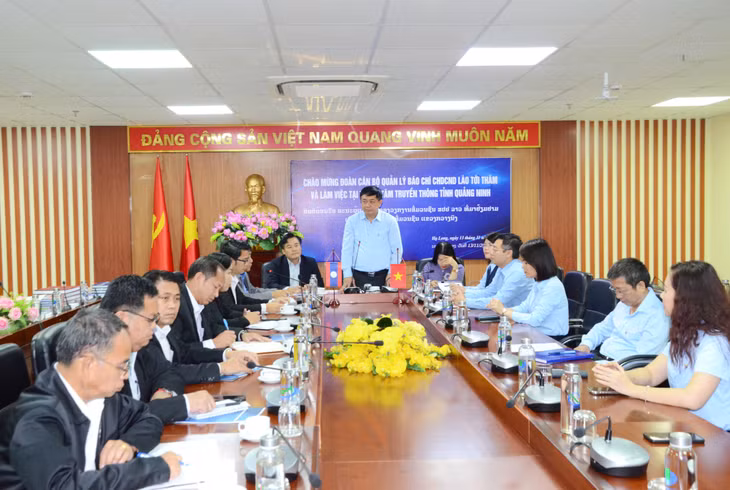 Đồng chí Mai Vũ Tuấn, Giám đốc Trung tâm Truyền thông tỉnh đã thông tin tới Đoàn công tác về tình hình hoạt động của Trung tâm.