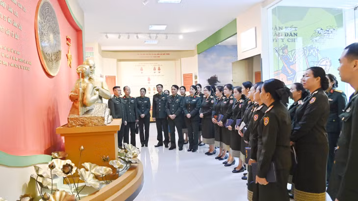 Đoàn đại biểu phụ nữ QĐND Lào thăm quan Nhà Truyền thống BĐBP tỉnh Quảng Ninh.