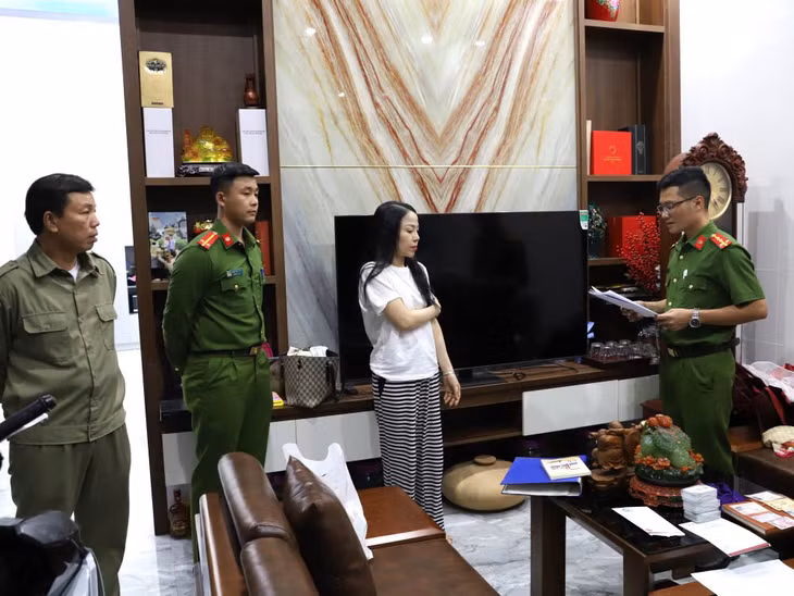 Cơ quan điều tra đọc lệnh khám xét nơi ở của đối tượng Hồ Thị Hải. Ảnh: Công an Hà Tĩnh