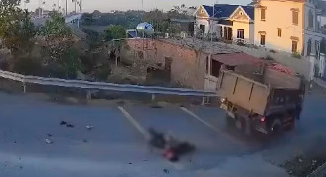 Nạn nhân 10 tuổi tử vong tại chỗ. Ảnh: Trích xuất từ camera của bạn đọc Quang Tiến.