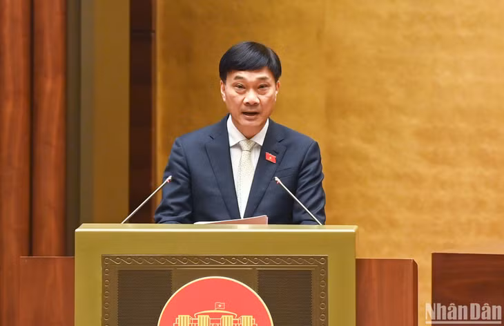 Chủ nhiệm Ủy ban Kinh tế của Quốc hội Vũ Hồng Thanh trình bày Báo cáo giải trình, tiếp thu, chỉnh lý dự thảo Nghị quyết. (Ảnh: DUY LINH)