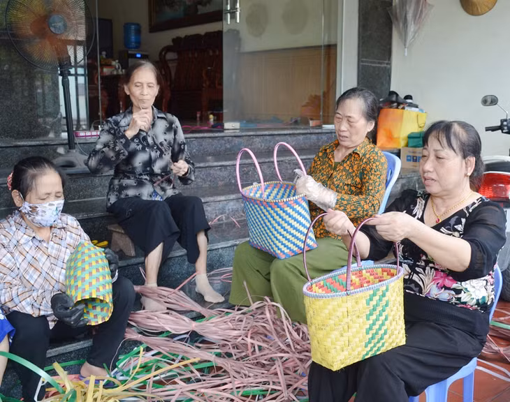 Hội viên phụ nữ phường Hà Trung (TP Hạ Long) sản xuất làn nhựa tái chế từ dây buộc vật liệu xây dựng. Ảnh: Tường Vy