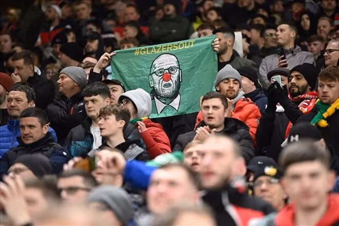 Dù đã bắt đầu có thêm chủ mới nhưng những dòng chữ "Glazers Out" vẫn xuất hiện đều đặn trên khán đài Old Trafford. Ảnh: AFP