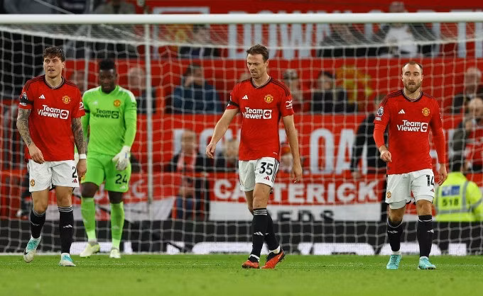 Cầu thủ Man Utd thất vọng khi rời sân sau trận thua Man City trên sân nhà Old Trafford ngày 29/10. Ảnh: Reuters