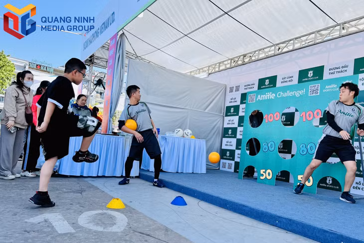 Các trò chơi đường phố như đá bóng thu hút lũ trẻ tham gia để nhận các phần thưởng hấp dẫn.