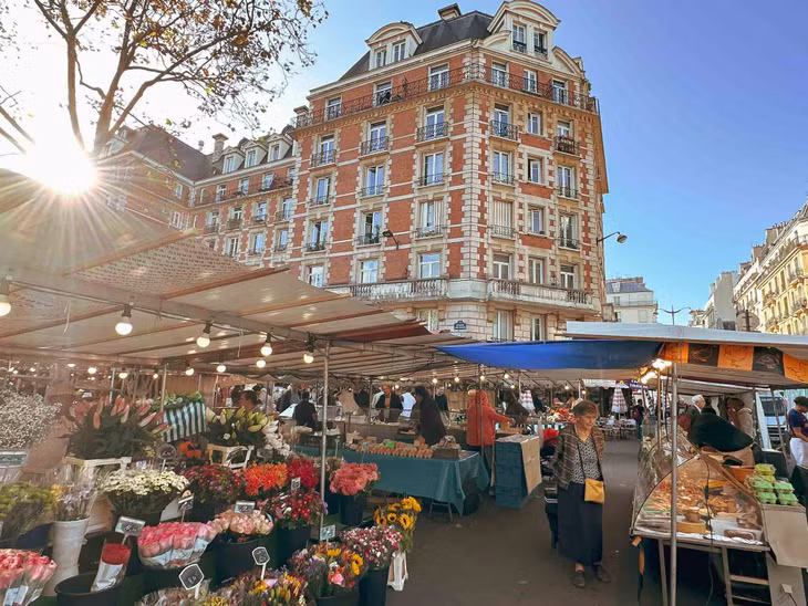 Một khu chợ hoa tại Paris. Ảnh: Nguyễn Quốc Thái