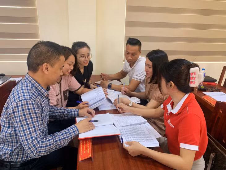 Học viên lớp Trung cấp Lý luận chính trị C297, Trường Đào tạo cán bộ Nguyễn Văn Cừ, tích cực thảo luận nội dung bài giảng.