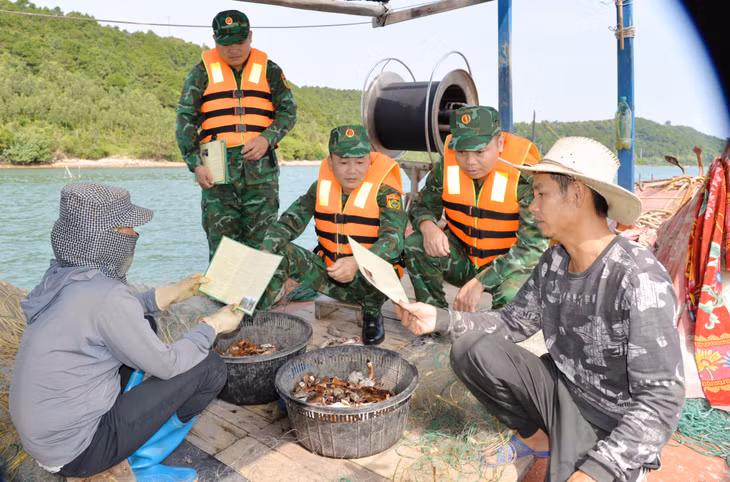 Cán bộ Trạm Biên phòng Vụng Dầm (Đồn BPCK Cảng Vạn Gia) tuyên truyền Luật Biên phòng cho ngư dân.