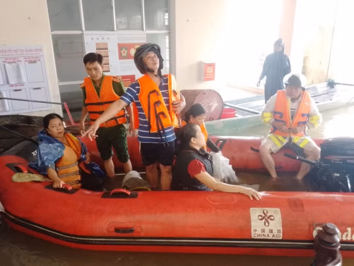 Những người phụ nữ đi trên thuyền bị lật úp được Công an xã Quảng Thành cứu an toàn.