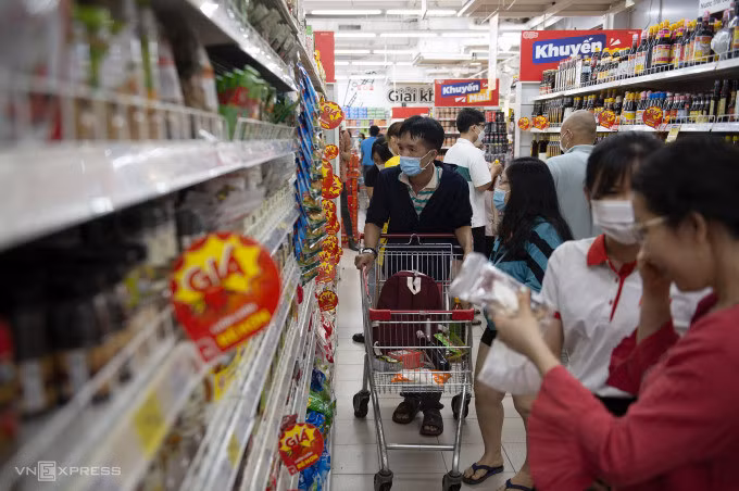 Người dân mua hàng tại một siêu thị ở TP HCM vào 18/6. Ảnh: Thanh Tùng
