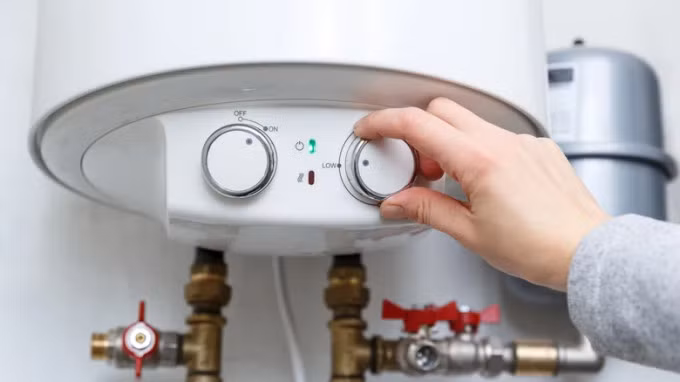 Không bật nóng lạnh cả ngày để tiết kiệm điện và an toàn. Ảnh: Housedigest