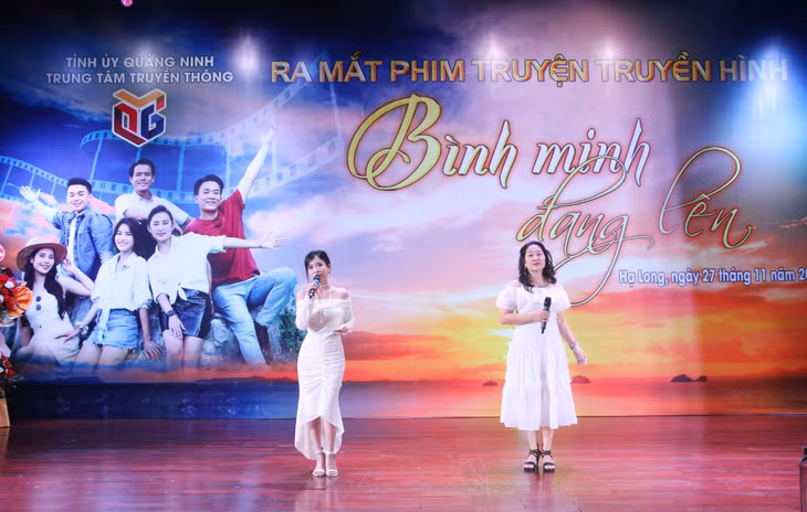Nhạc sĩ Khánh Ly và diễn viên Quế Chi thể hiện ca khúc "Bình minh đang lên" - ca khúc chủ đề của bộ phim.