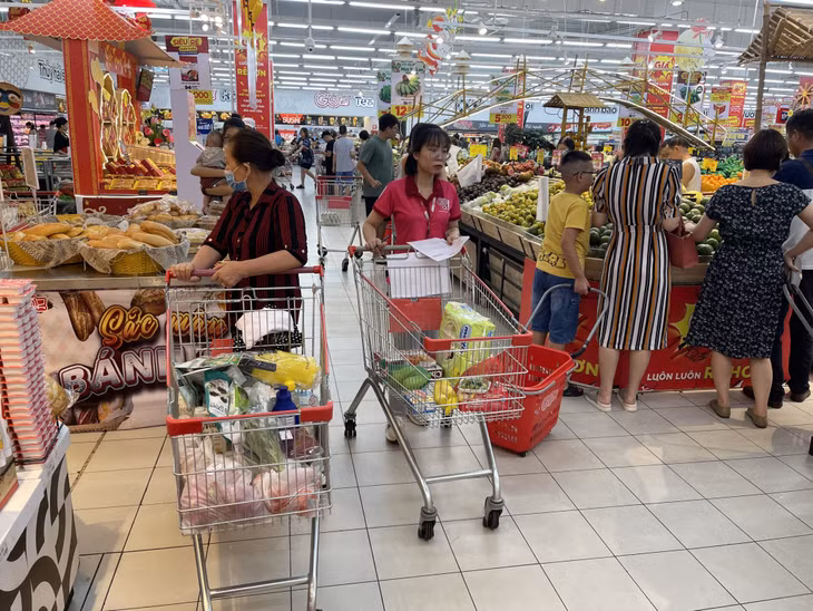Người dân mua sắm hàng hóa tại siêu thị GO! Hạ Long.