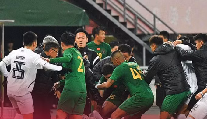 Cầu thủ Zhejiang (áo xanh) hỗn chiến với Buriram United. Ảnh: Siam Sport