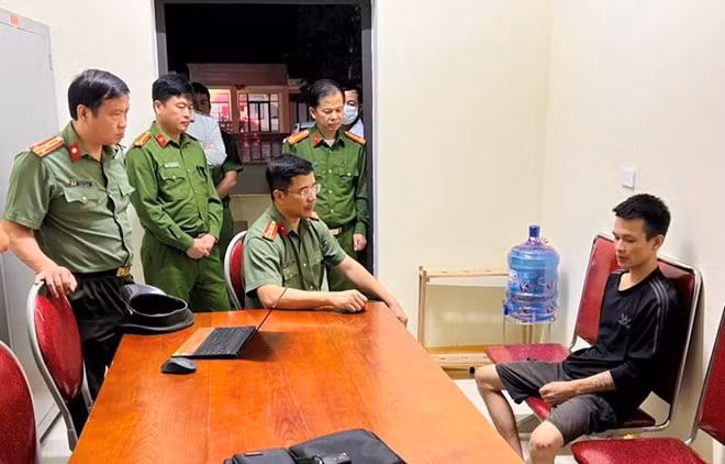 Đối tượng Bảo bị bắt giữ ngay sau khi đâm thượng úy Hiếu bị trọng thương. Ảnh Công an cung cấp.