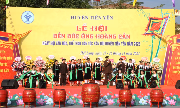 Biểu diễn làn điệu Soọng Cô truyền thống của dân tộc Sán Dìu.