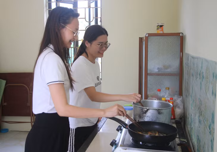 Các cô giáo thay phiên nhau nấu cơm đảm bảo đời sống sinh hoạt.
