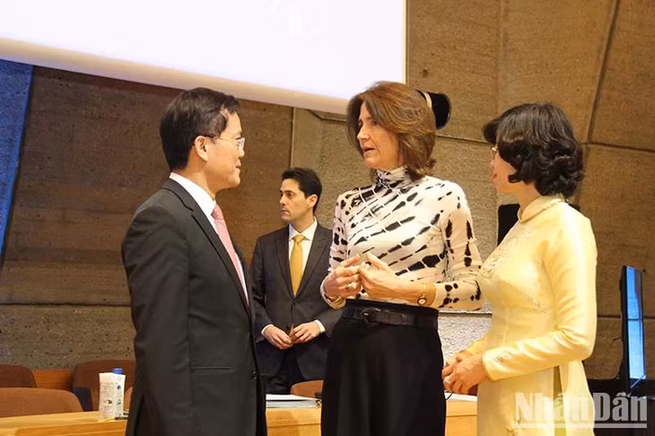 Bà Paula Alves de Souza, Chủ tịch Kỳ họp Đại hội đồng lần thứ 24 Công ước Di sản thế giới Paula Alves de Souza, chúc mừng Thứ trưởng Ngoại giao Hà Kim Ngọc và Đại sứ Lê Thị Hồng Vân sau khi công bố kết quả bỏ phiếu. (Ảnh: Khải Hoàn)