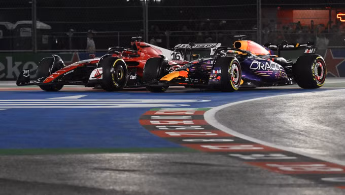Leclerc (xe đỏ) và Verstappen đua tranh ở một góc cua trên đường đua Grand Prix Las Vegas ngày 19/11. Ảnh: AFP