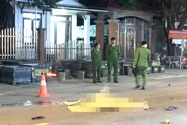 Người đàn ông đi xe máy tử vong sau tai nạn. Ảnh: Phan Kiên
