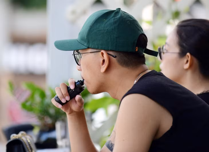 Không quá khó để bắt gặp hình ảnh những bạn trẻ phì phèo thuốc lá điện tử thế này ở bất cứ đâu - Ảnh: Q.ĐỊNH