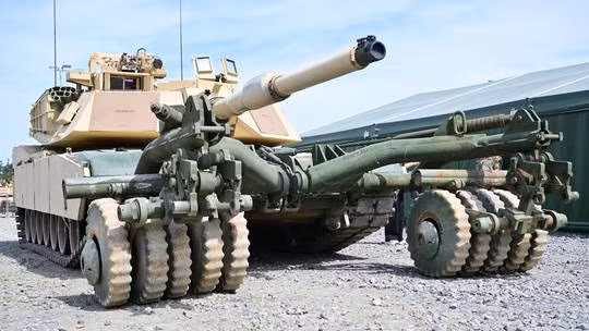 Xe tăng M1A1 Abrams của Quân đội Mỹ trang bị con lăn mìn được sử dụng để huấn luyện binh sĩ Ukraine ở Grafenwoehr, Đức. Ảnh: DPA