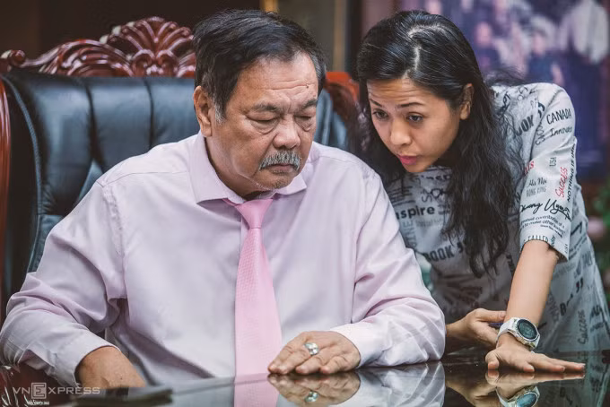Ông Trần Quí Thanh và con gái Trần Uyên Phương, tháng 10/2019. Ảnh: Thành Nguyễn