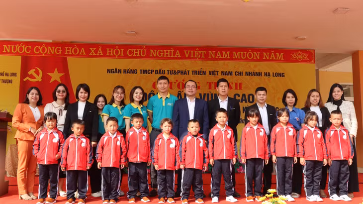 Học sinh Trường Tiểu học&amp;THCS Kỳ Thượng, TP Hạ Long trong bộ đồng phục và giày mới.