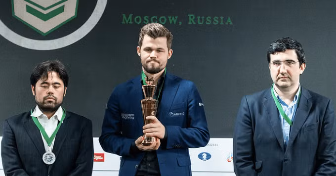 Hikaru Nakamura, Magnus Carlsen và Vladimir Kramnik (từ trái sang) trên bục nhận huy chương cờ chớp thế giới tại Moscow, Nga tháng 12/2019. Ảnh: Chess24