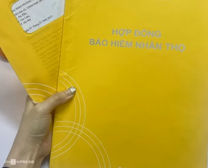 Một hợp đồng bảo hiểm liên kết đầu tư được bán qua kênh ngân hàng. Ảnh: Quỳnh Trang